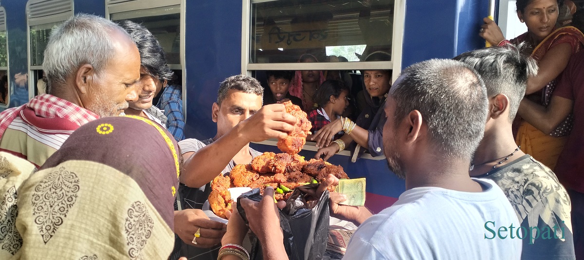 खजुरी रेल स्टेसनमा प्याजी बेच्ने र किन्नेहरू। तस्बिरः रोहित महतो/सेतोपाटी